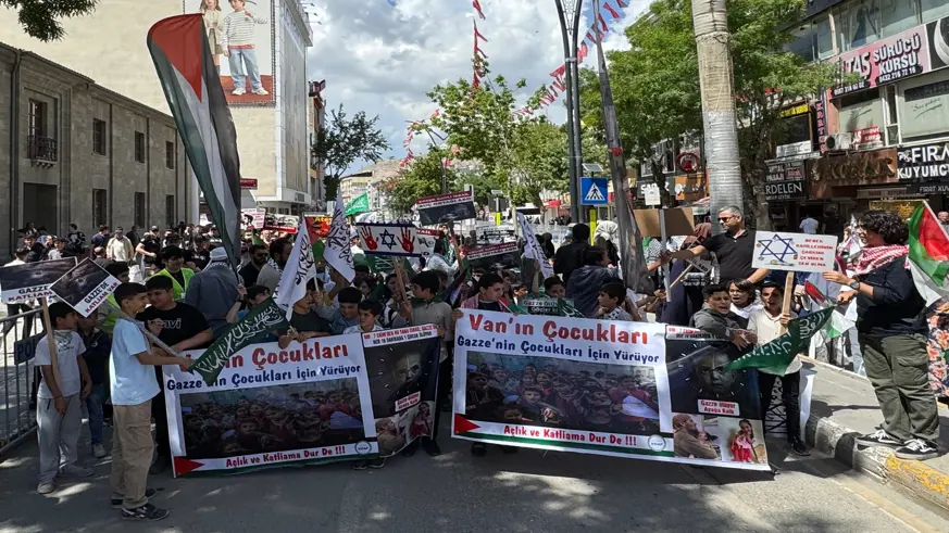 Van'da çocuklar Filistin'e destek için yürüdü
