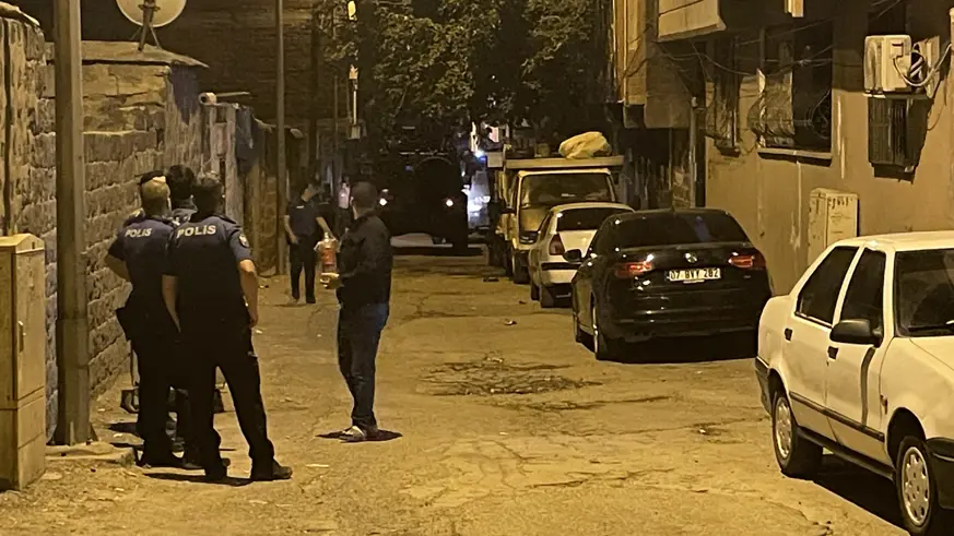 Polise ateş açan zanlı saklandığı evde yakalandı