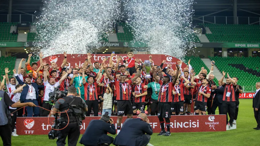 Süper Lig'e yükselen Fatih Karagümrük kupasını aldı