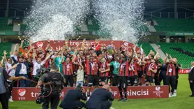 Süper Lig'e yükselen Fatih Karagümrük kupasını aldı