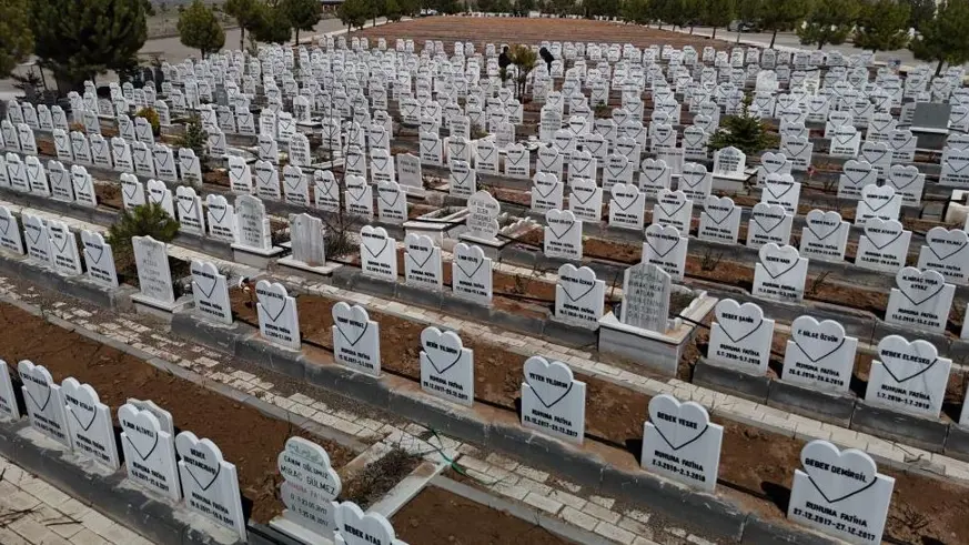 Bu mezarlıkta her taş bir acıyı anlatıyor
