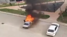 Diyarbakır'da otomobil park halindeyken yandı