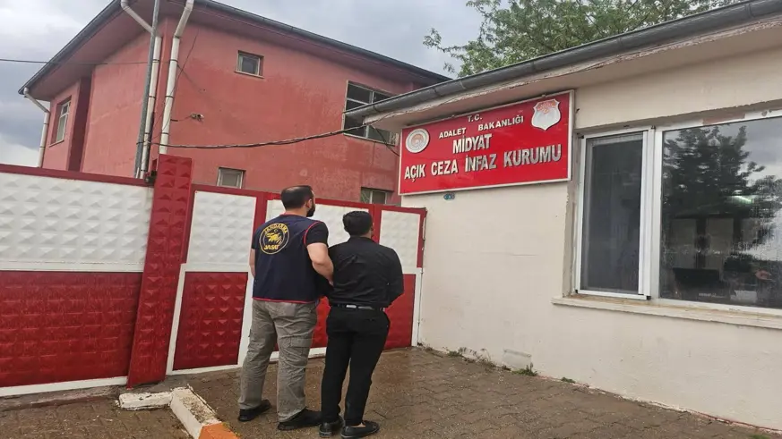 Cezaevinden firar eden hükümlü düğünde saz çalarken yakalandı