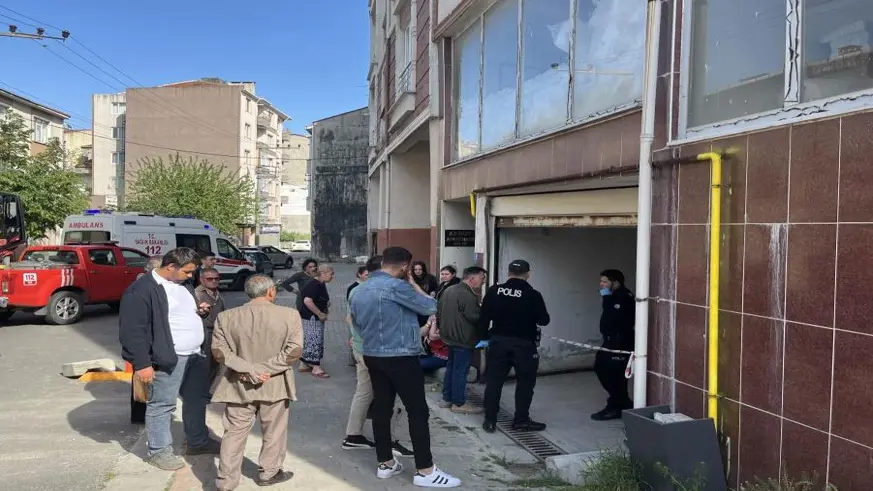 Tamir ettiği arabasının altında kalan adam hayatını kaybetti