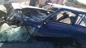 Otomobil bariyerlere çarparak hurdaya döndü