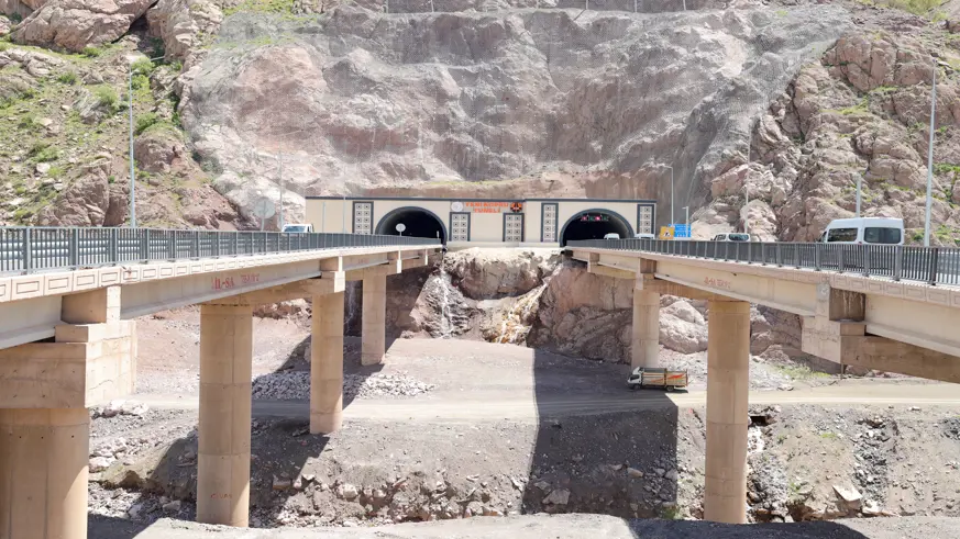 Hakkari-Van kara yolundaki riskli bölgeler tünellerle aşıldı