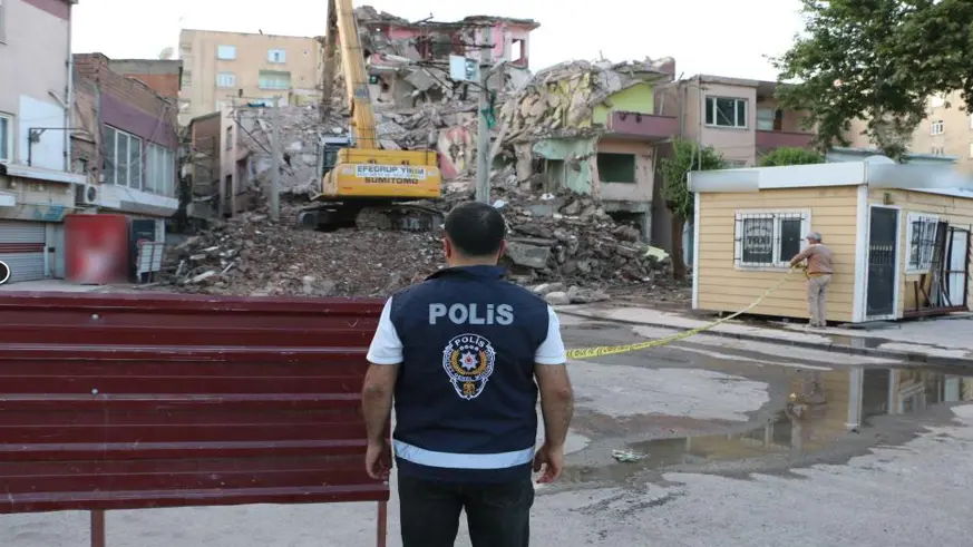 Hasar gören yapıların yıkımı devam ediyor