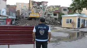 Hasar gören yapıların yıkımı devam ediyor
