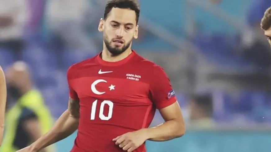 Hakan Çalhanoğlu 2 kez forma giyen ilk milli futbolcu oldu