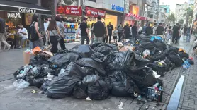İzmir'de toplanmayan çöpler tepkilere neden oluyor