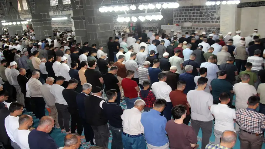 Diyarbakırlılar bayram namazını tarihi Ulu Camiinde eda etti 
