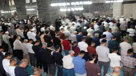 Diyarbakırlılar bayram namazını tarihi Ulu Camiinde eda etti 