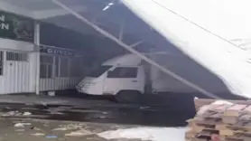 Diyarbakır'da yoğun kar çatıları devirdi