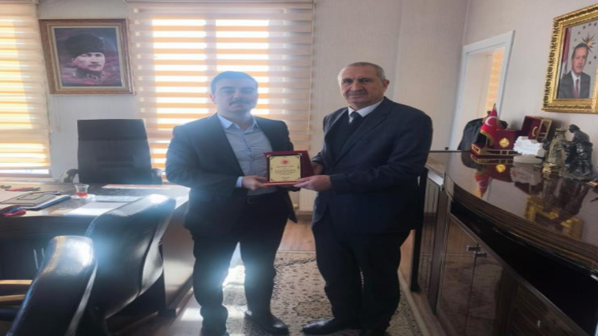 Emekliye ayrılan ilçe nüfus müdürüne plaket